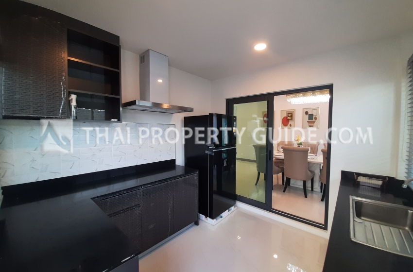 House with Shared Pool in Bangnatrad 